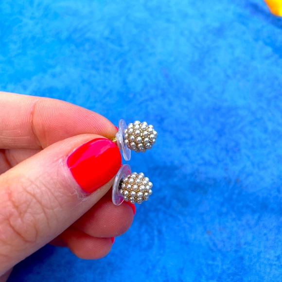 Costume jewelry mini pearl stud earrings - Picture 1 of 2